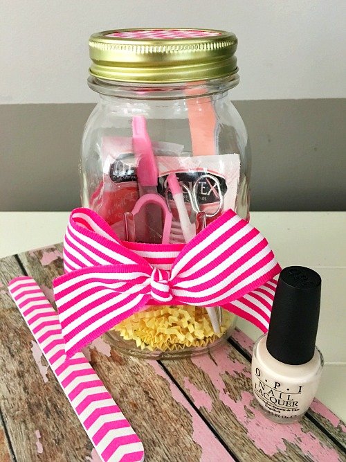 https://masonjarbreakfast.com/wp-content/uploads/2017/10/mason-jar-christmas-gifts-family-step10.jpg