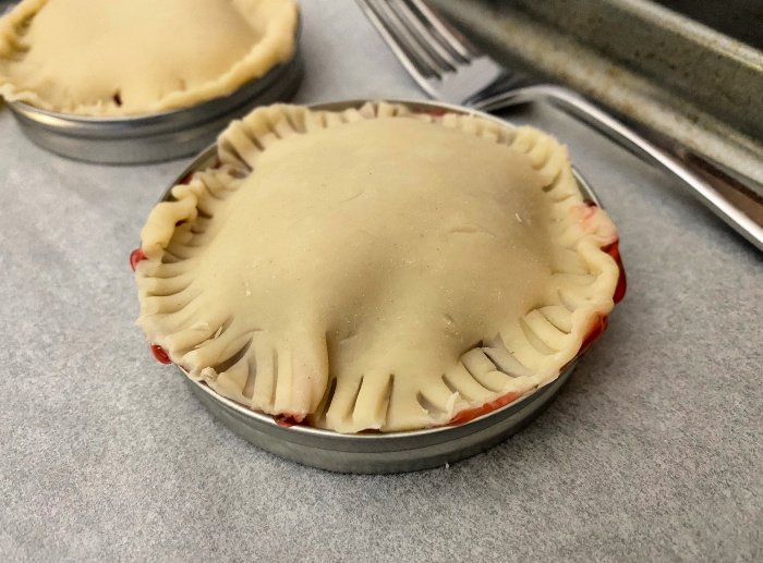 cover Mason jar desserts with dough