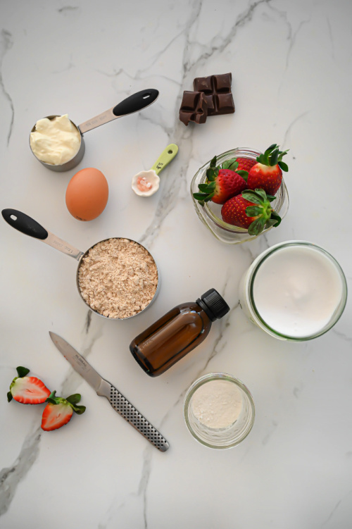These are the ingredients for the strawberry shortcake cake recipe.